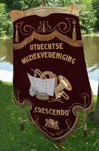 878246 Afbeelding van een vaandel van de Utrechtse Muziekvereniging Crescendo , opgericht op 1 maart 1888, uit de ...